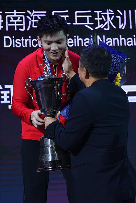 刘国梁颁奖时，照例拍了拍樊振东的脸。